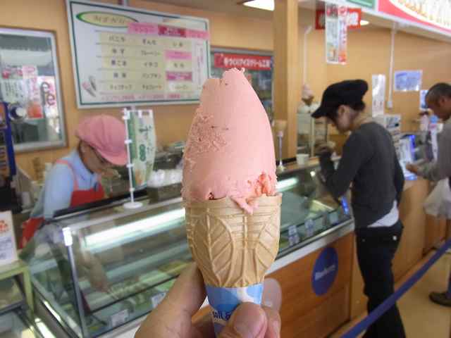 アイスクリームを選ぶ三女と、.jpg