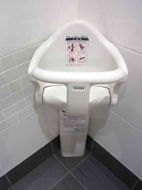 永福町駅のトイレ子ども椅子.jpg