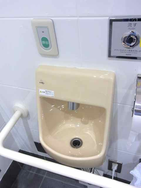 永福町駅のトイレ左手の手洗い.jpg