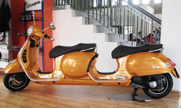 Vespa-built-a-four-seater-Stretch-Scooter.jpg